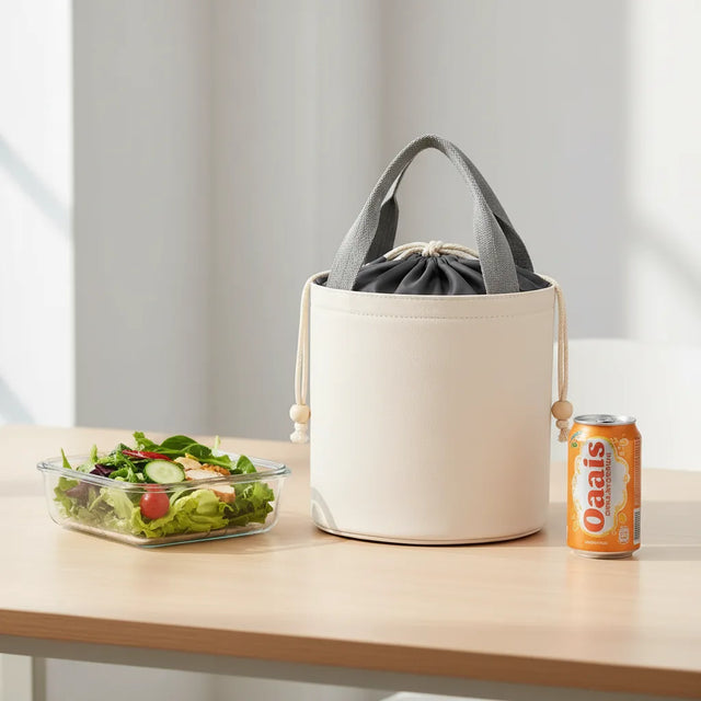 Kleine ICEWELL Lunch Bag mit Meal-Prep auf dem Schreibtisch